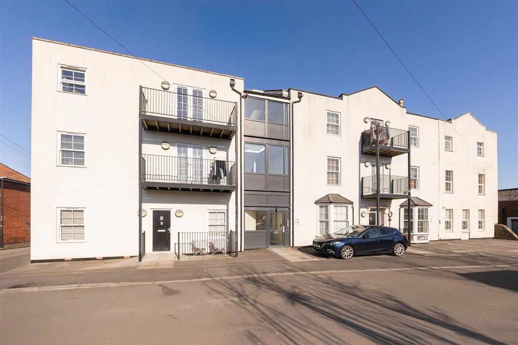 Property photo 3 of 21 7-Railway-Court-Bs20-0Ff-28.Jpg