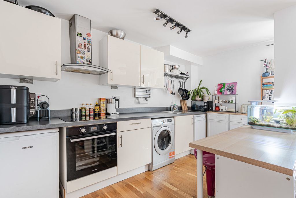 Property photo 3 of 19 Kitchen
