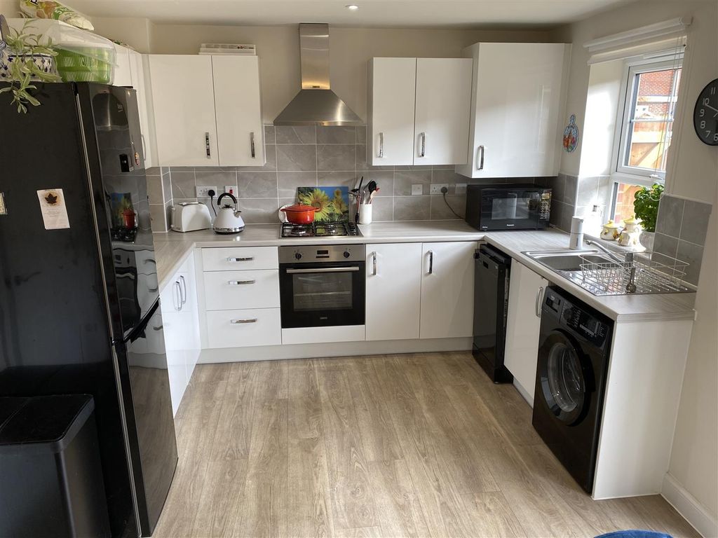 Property photo 3 of 10 Kitchen / Diner