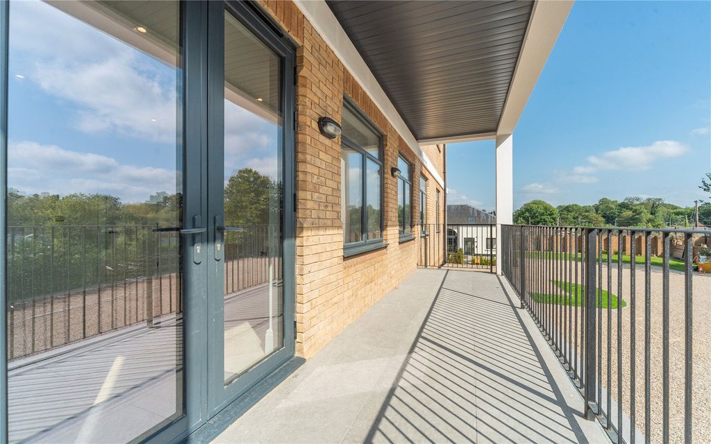 Property photo 3 of 14 Westhorpe House