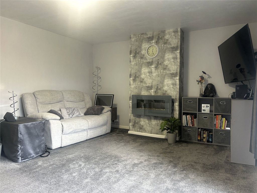 Property photo 3 of 21 Lounge