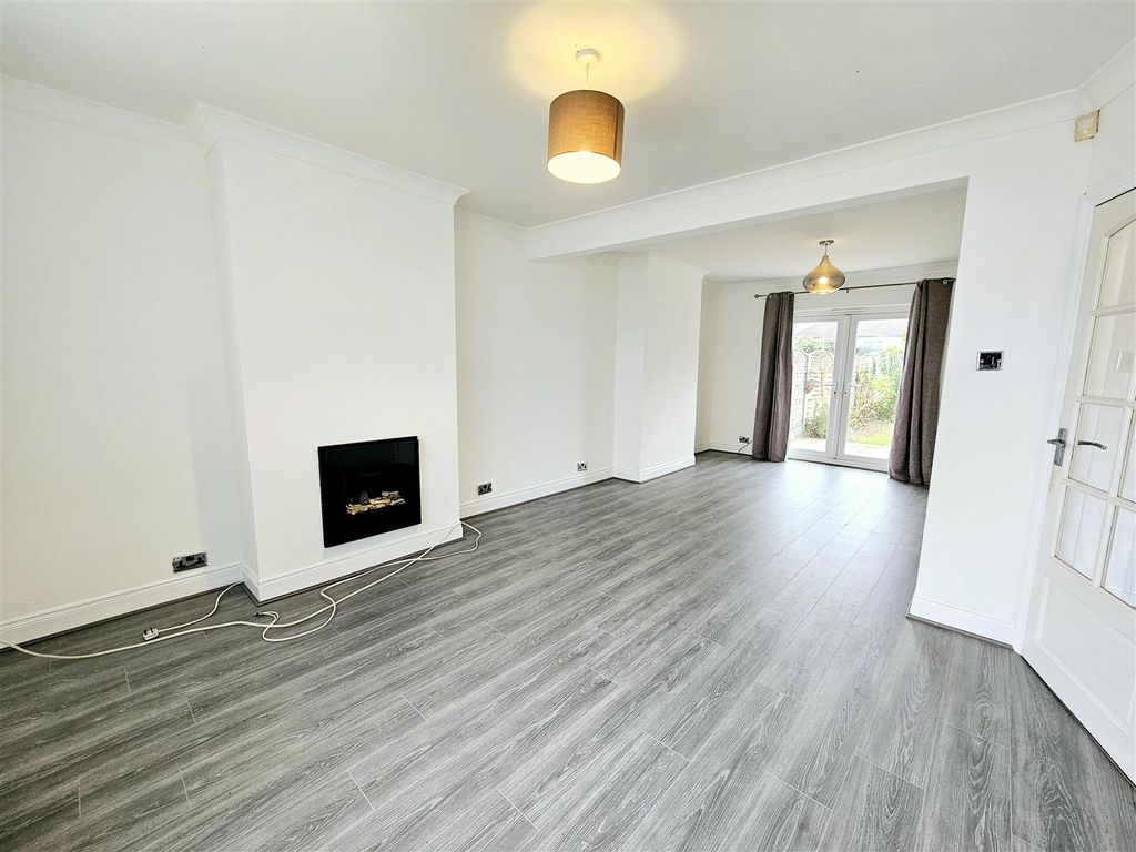 Property photo 1 of 8 Lounge