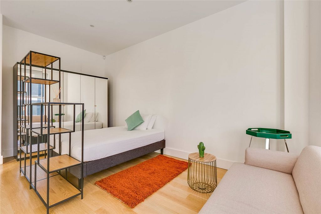 Property photo 3 of 12 Studio Room