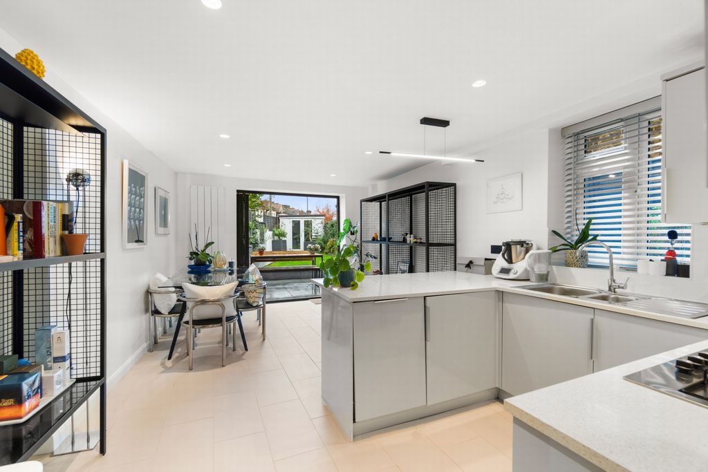 Property photo 1 of 14 Photo 5