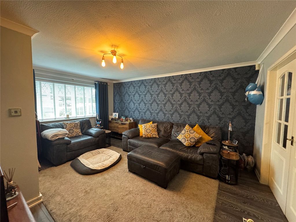 Property photo 3 of 12 Lounge