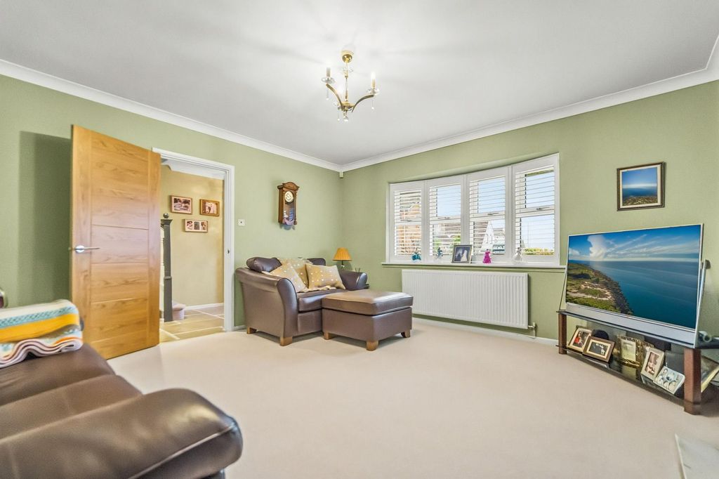 Property photo 3 of 24 Lounge