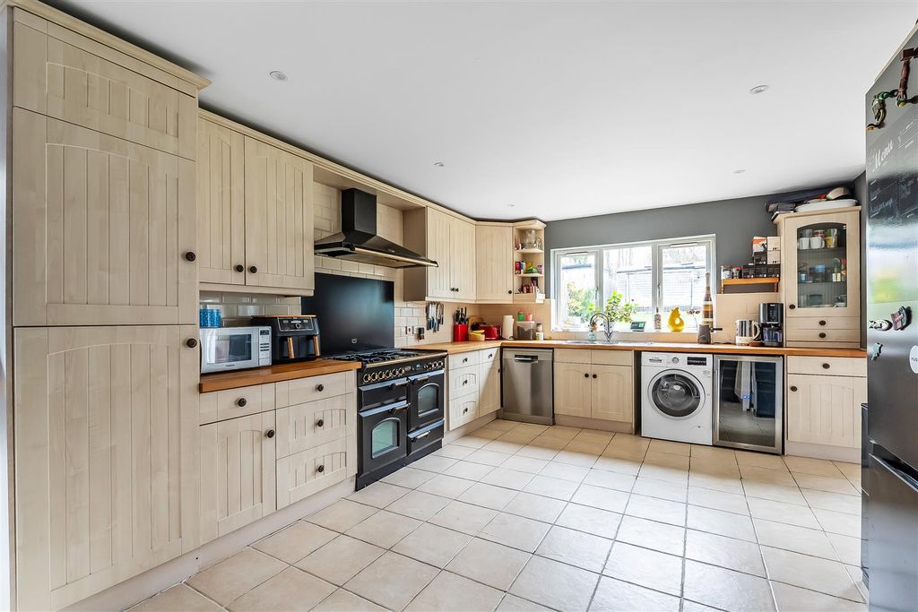 Property photo 3 of 18 48-Hilley-Field-Lane-9.Jpg