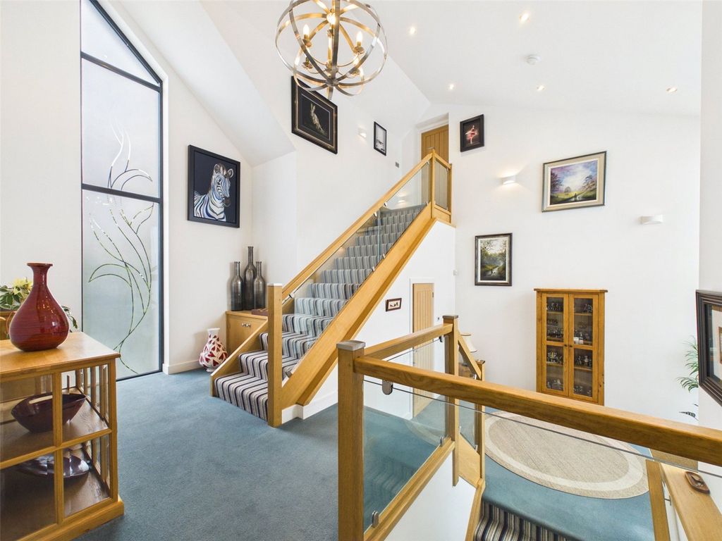 Property photo 3 of 33 Entrance Hall