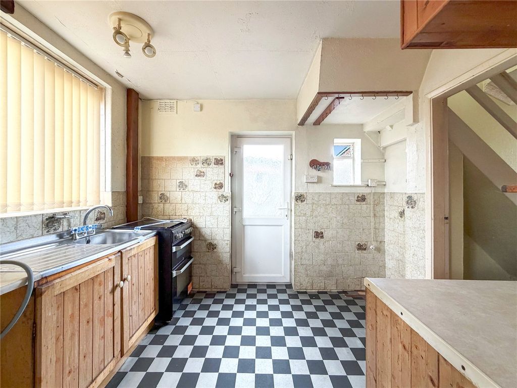 Property photo 3 of 19 Kitchen