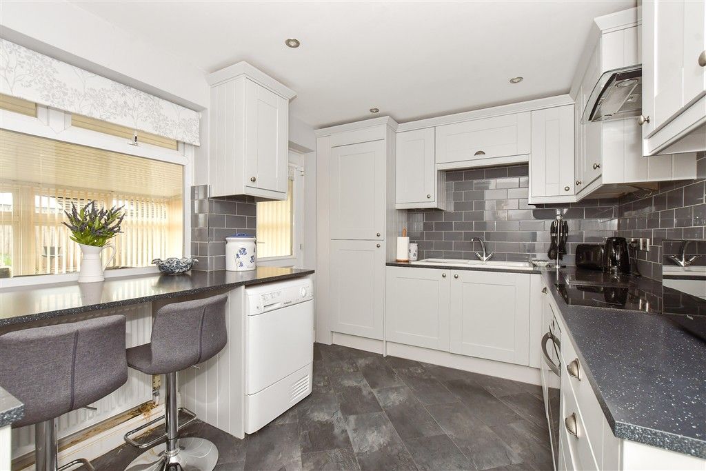 Property photo 3 of 7 Kitchen