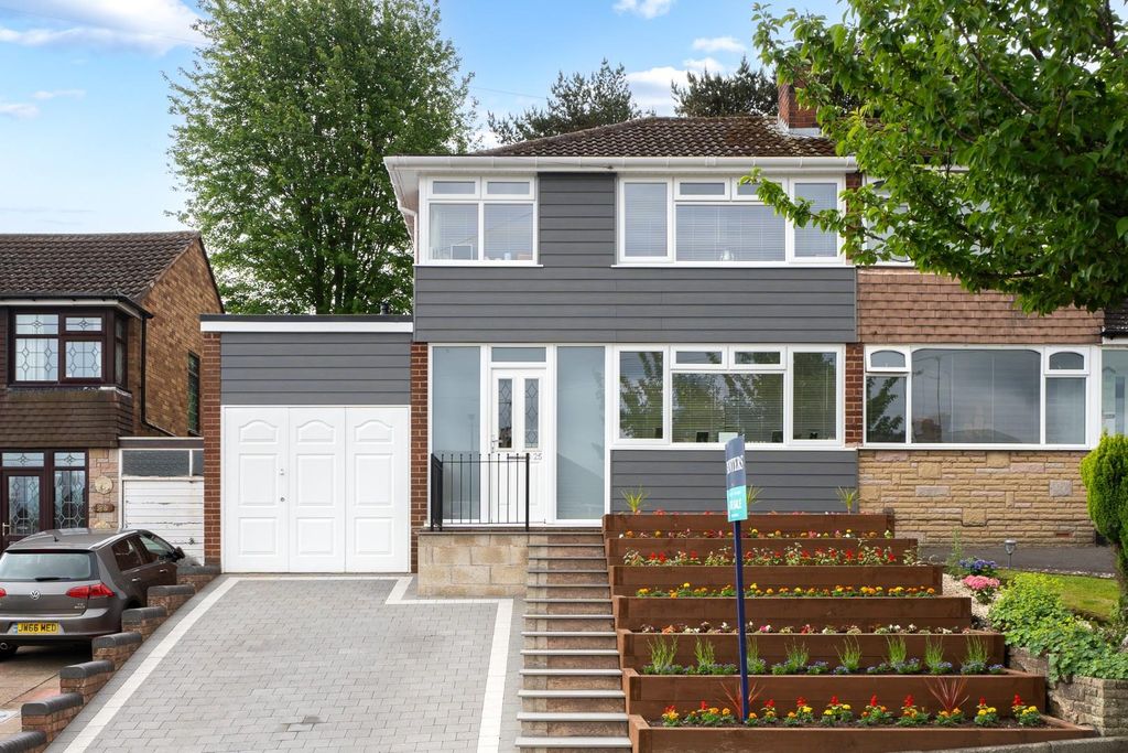 Property photo 1 of 18 Camberley Crescent-22.Jpg
