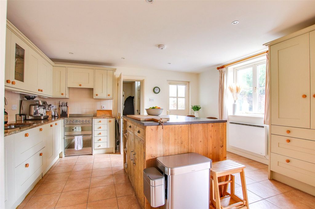 Property photo 2 of 14 Kitchen/Breakfast