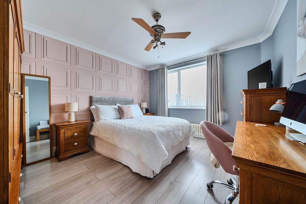 Property photo 3 of 18 Bedroom