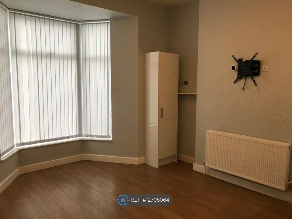 Property photo 3 of 11 Living Room