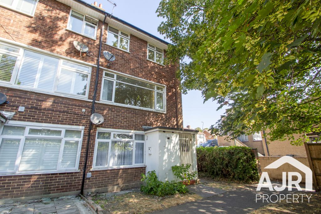 Property photo 1 of 8 Two Bedroom Maisonette In Crayford