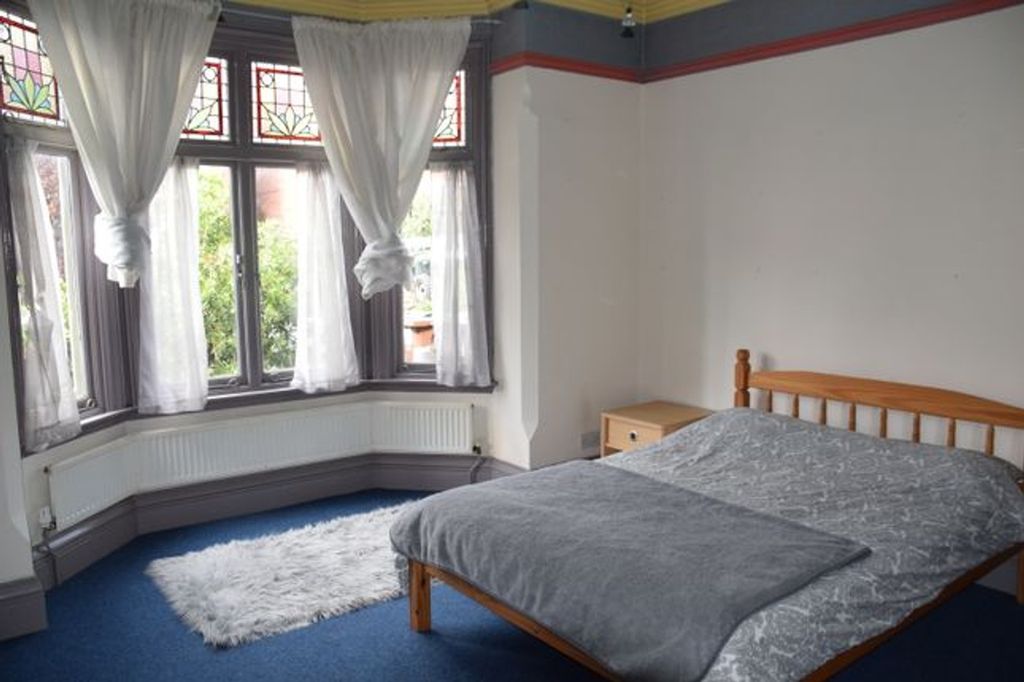 Property photo 2 of 7 A Bright And Spacious Double Bedroom Featuring Lar...
