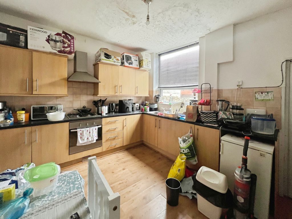 Property photo 3 of 8 Kitchen