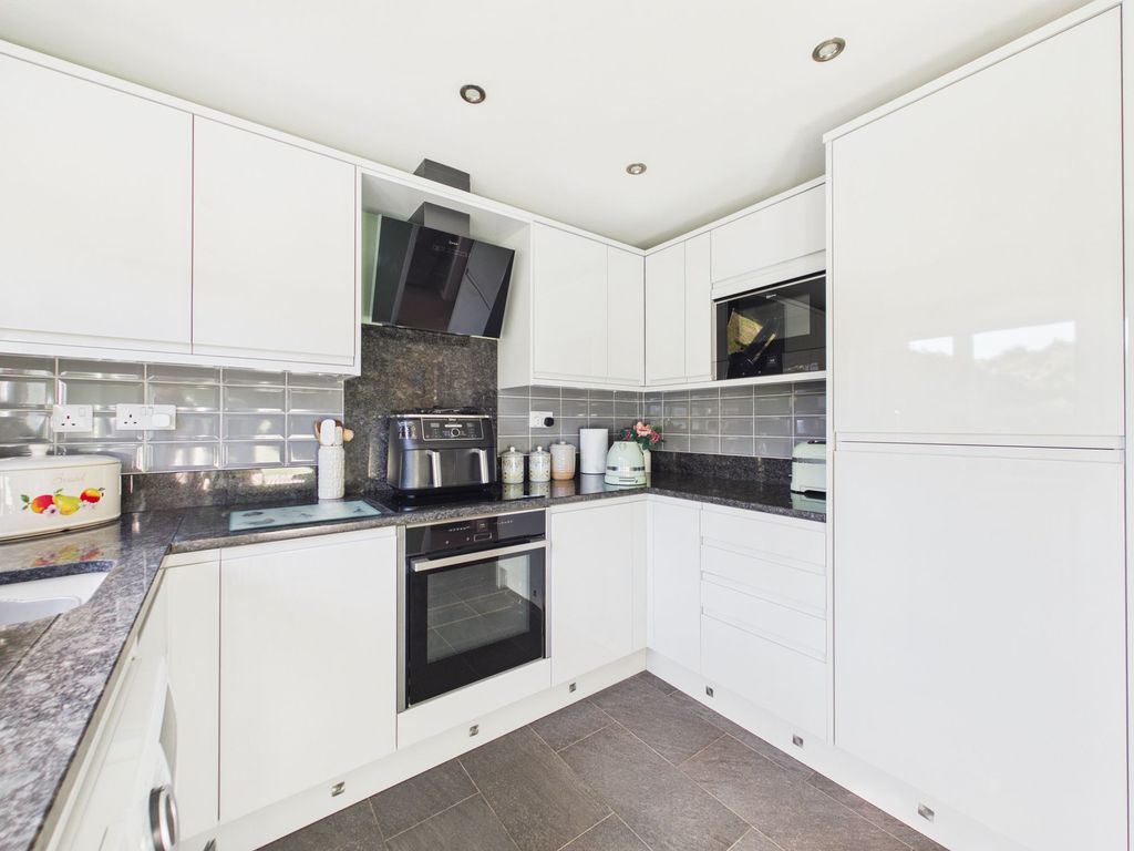 Property photo 3 of 17 Kitchen