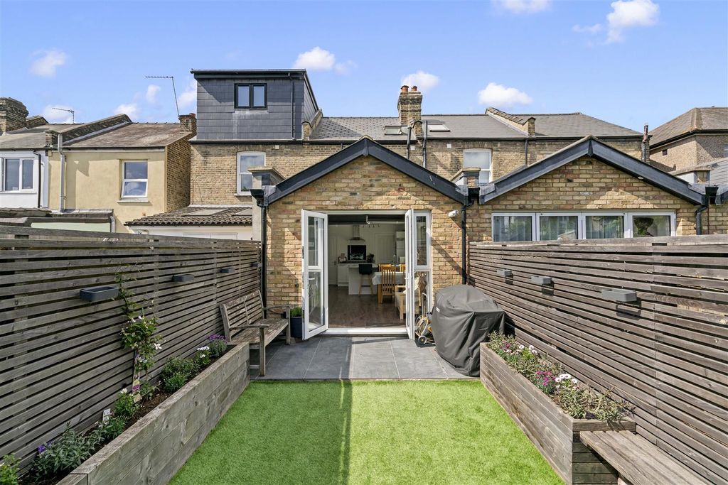 Property photo 3 of 33 77 Castle Road Tw7-30.Jpg