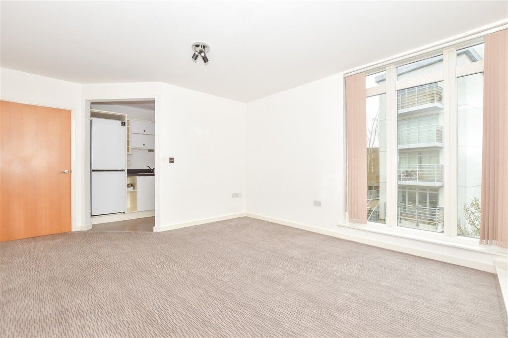 Property photo 1 of 8 Lounge