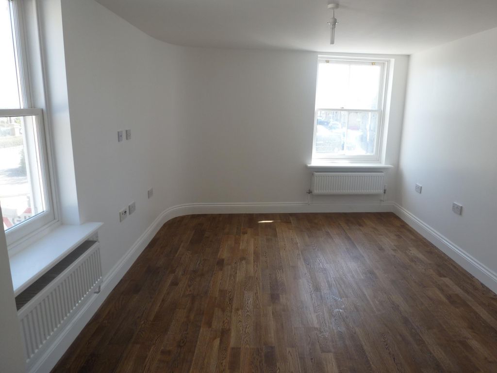 Property photo 2 of 6 Living Room