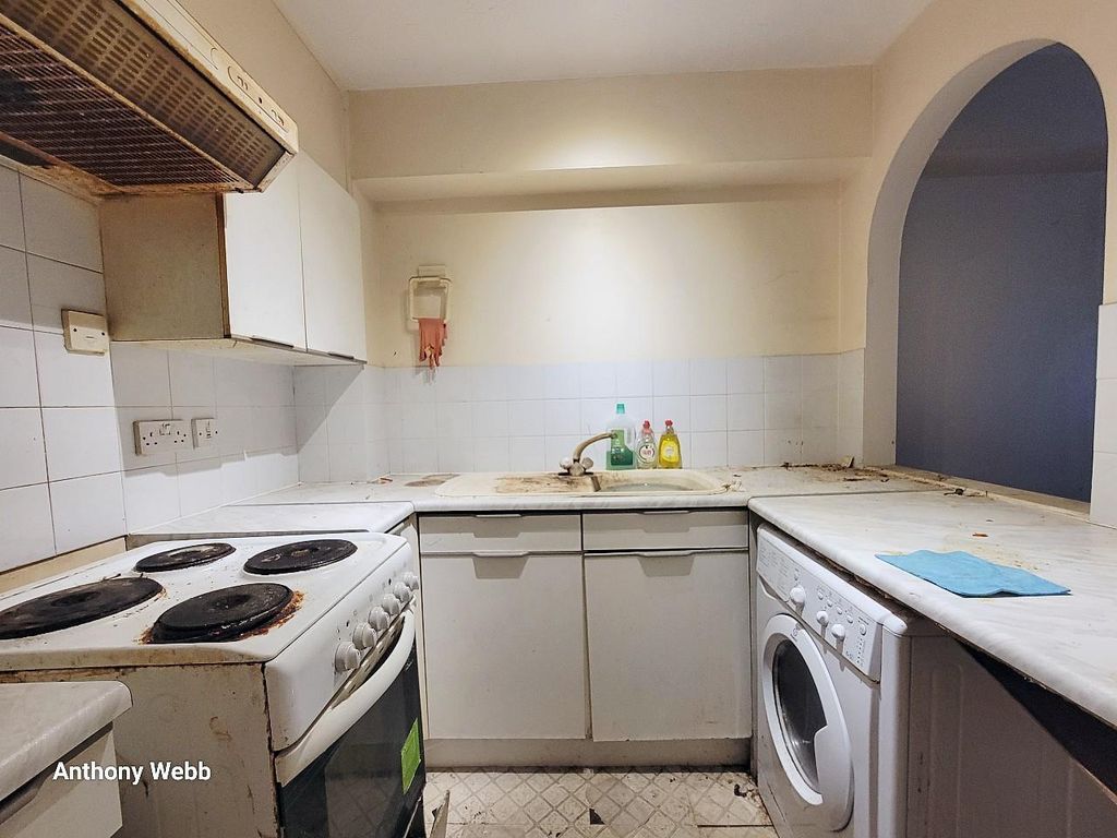 Property photo 2 of 9 Kitchen