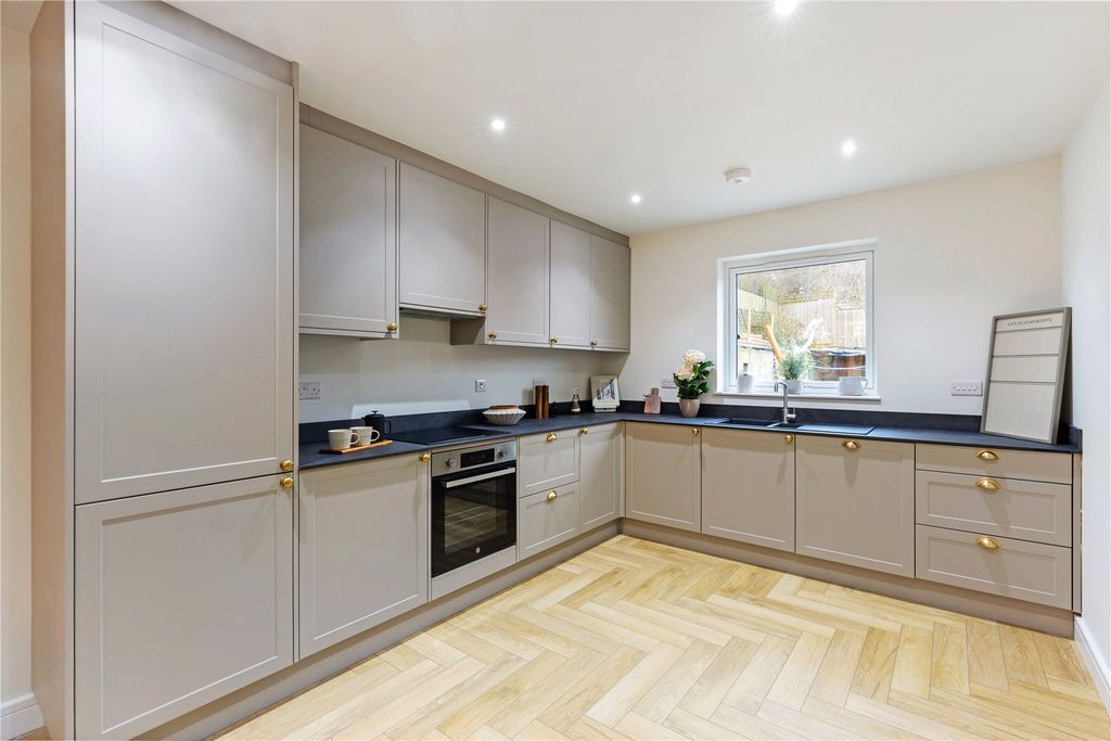 Property photo 3 of 9 Kitchen