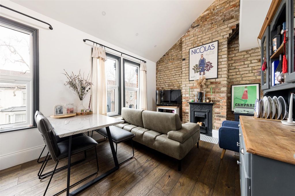 Property photo 2 of 29 Callis Road, E17