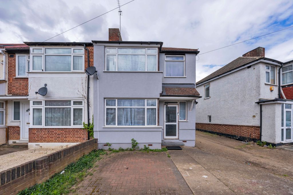 Property photo 1 of 13 Three Bedroom Semi Detached House In Southall