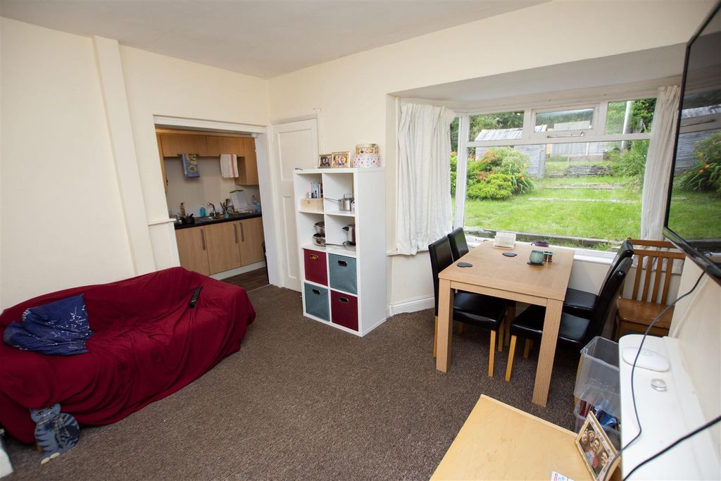 Property photo 3 of 9 Approach