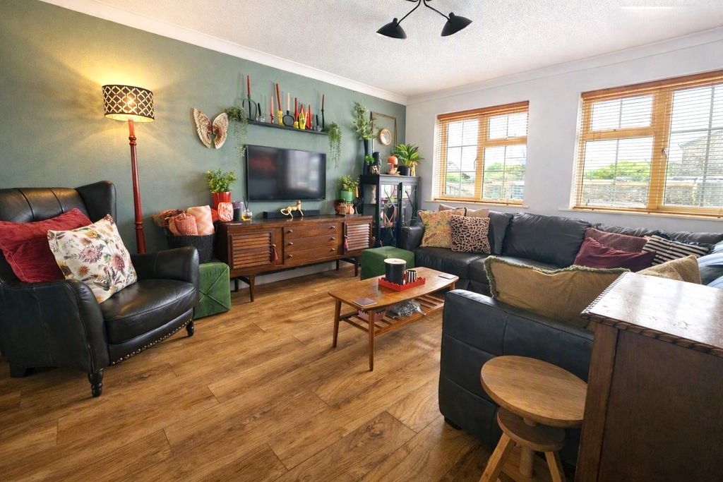 Property photo 3 of 17 Lounge