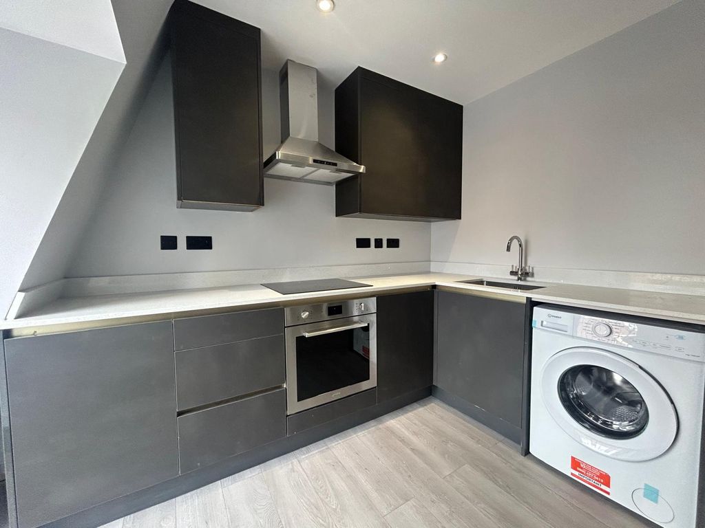 Property photo 1 of 6 2 Bed Flat To Rent High Street, Hounslow Tw3