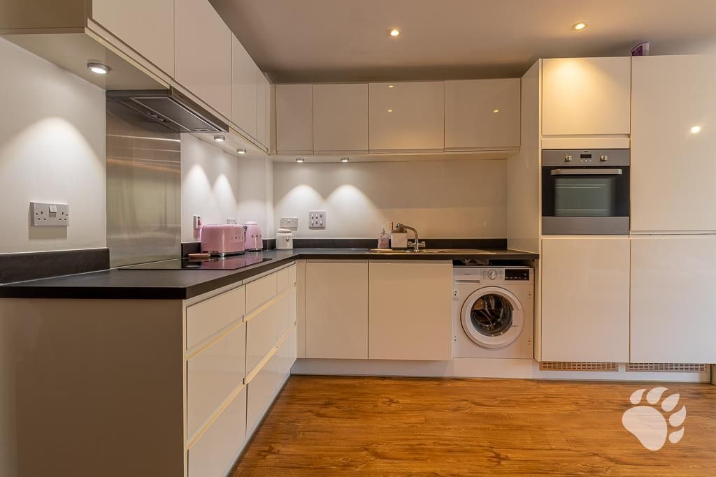 Property photo 3 of 10 Living Room / Kitchen