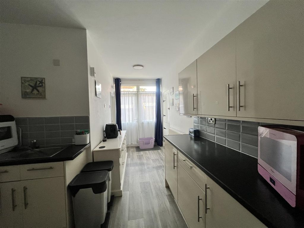 Property photo 3 of 9 Kitchen