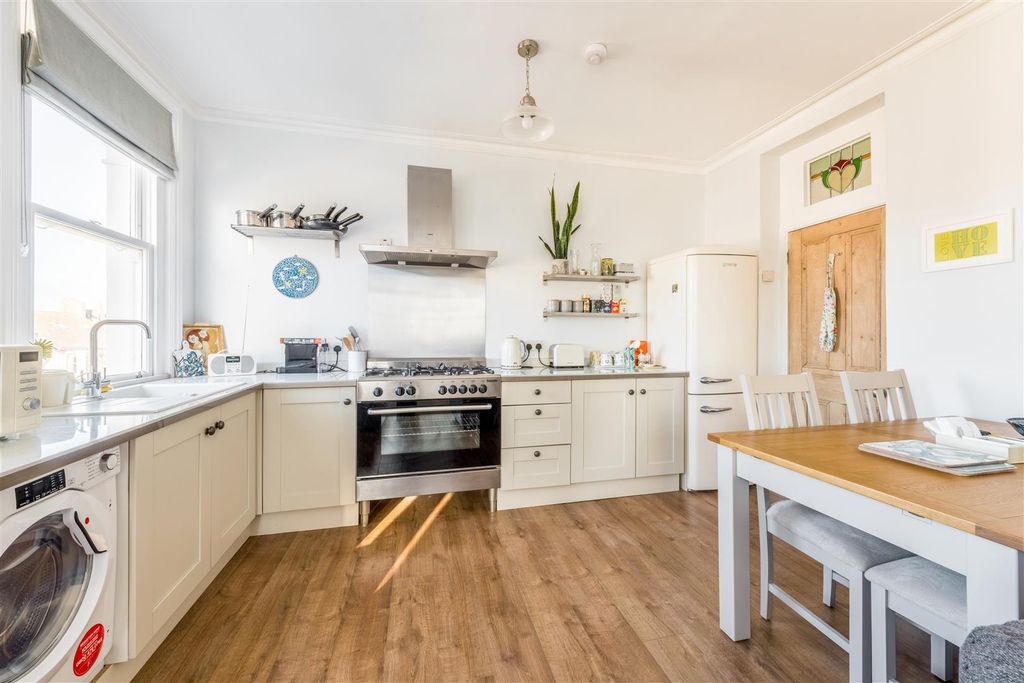 Property photo 3 of 21 Flat 3, 1 Sackville Gardens-4.Jpg