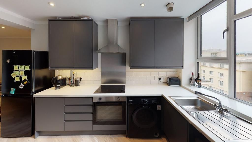 Property photo 3 of 9 A Modern And Well-Equipped Kitchenette With Plenty...