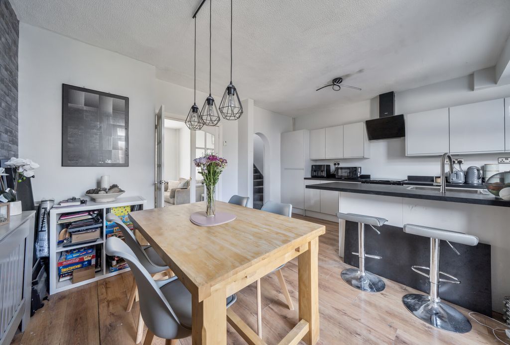 Property photo 2 of 17 1471741-15-6A3Ea9...