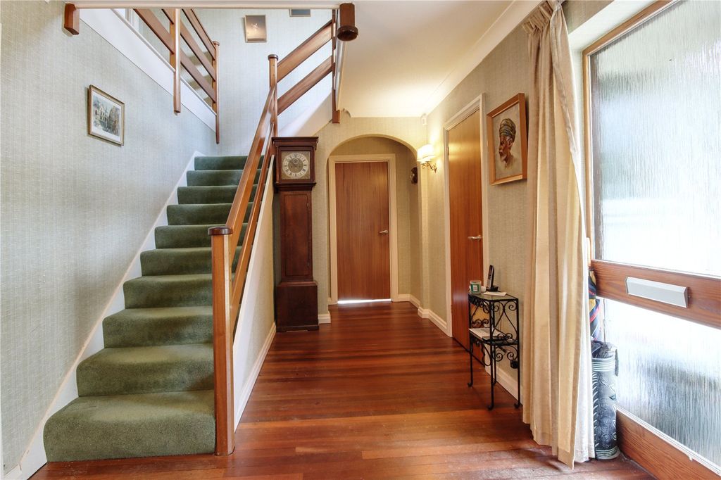 Property photo 3 of 13 Entrance Hall