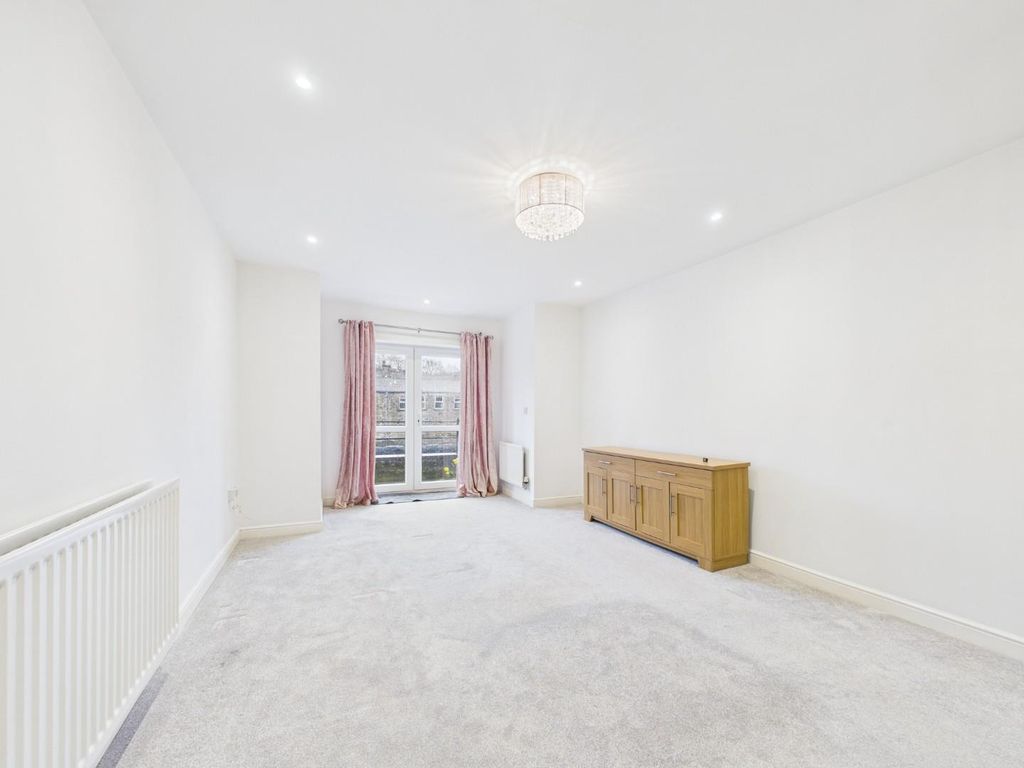 Property photo 3 of 17 Living Room