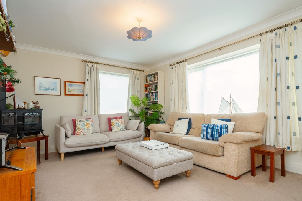 Property photo 3 of 12 4710363