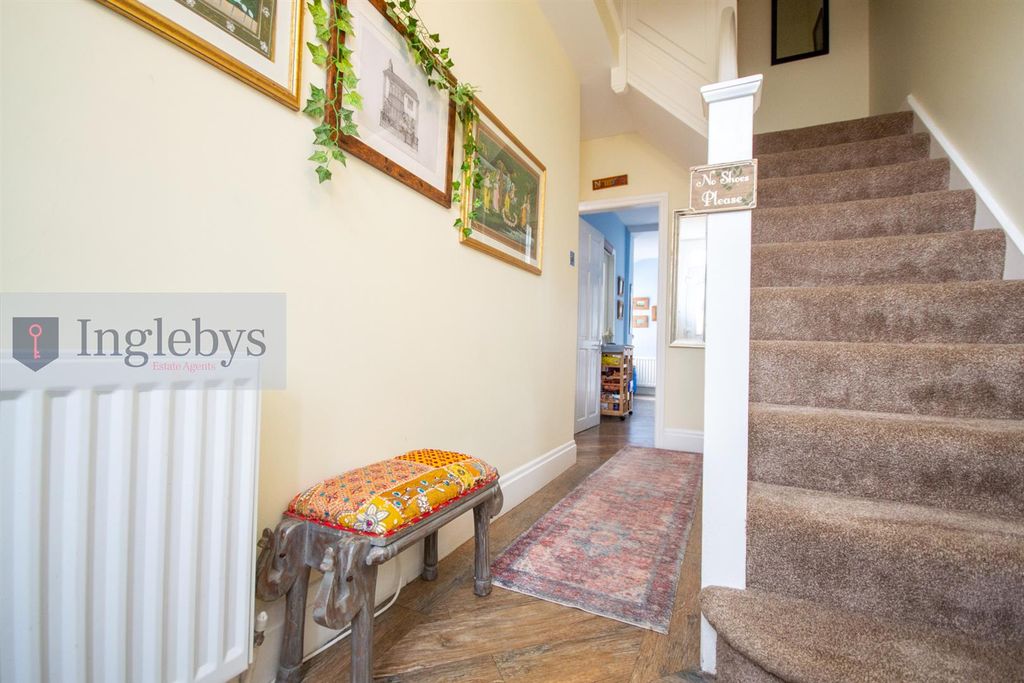 Property photo 3 of 28