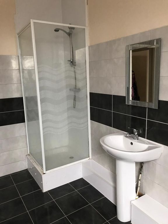 Property photo 3 of 10 Shower