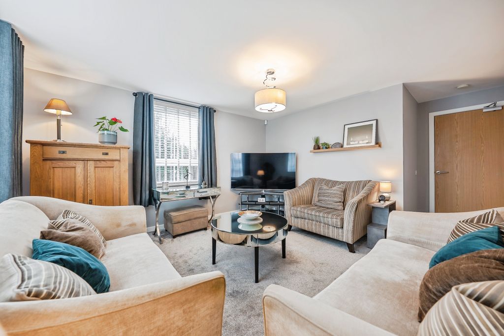 Property photo 3 of 23 Lounge