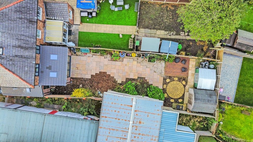 Property photo 2 of 32