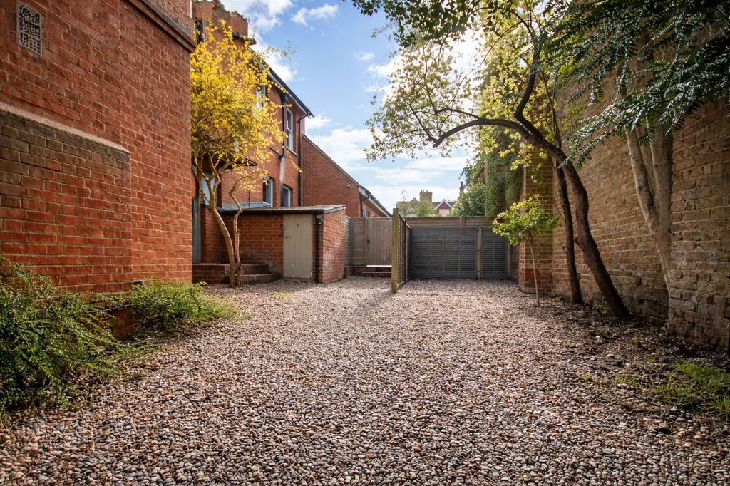 Property photo 2 of 21 Garden