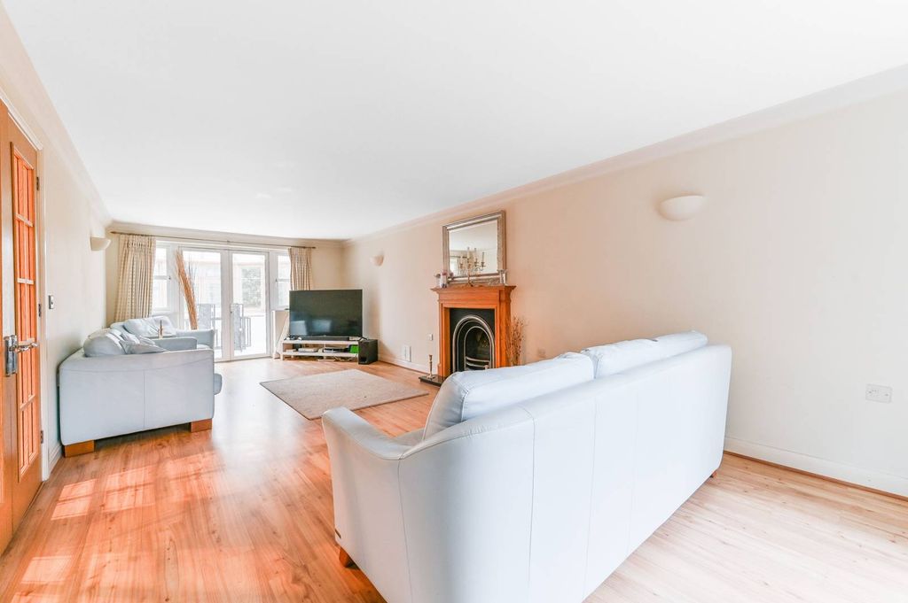 Property photo 2 of 23