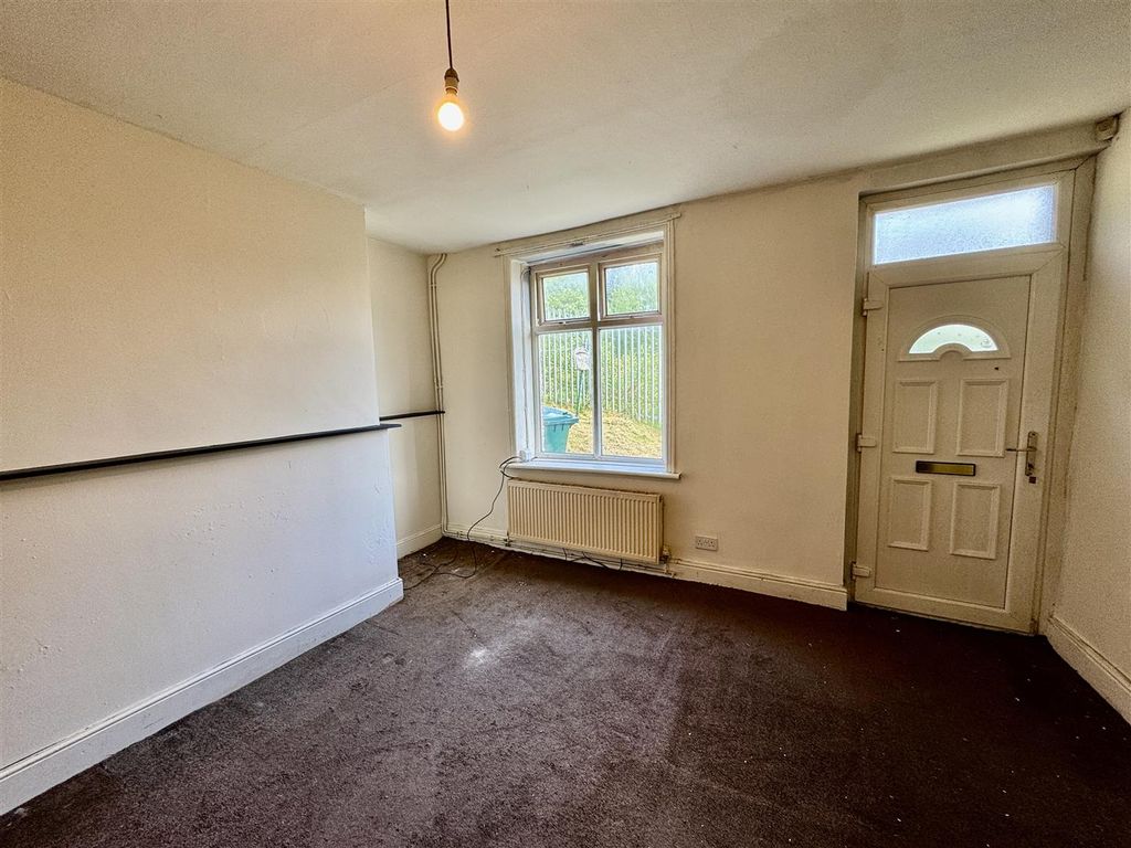 Property photo 3 of 8 Living Space
