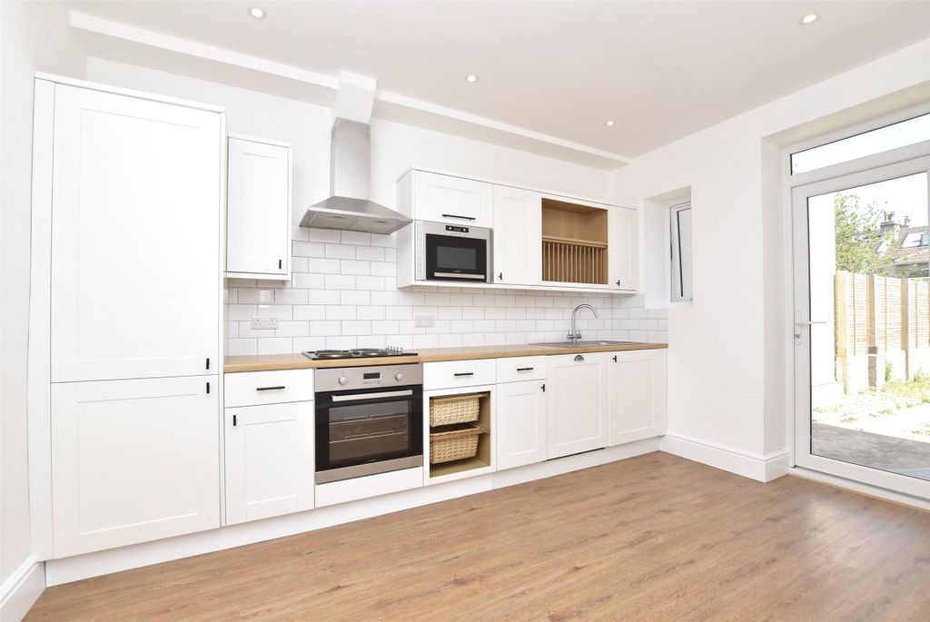 Property photo 3 of 8 Kitchen