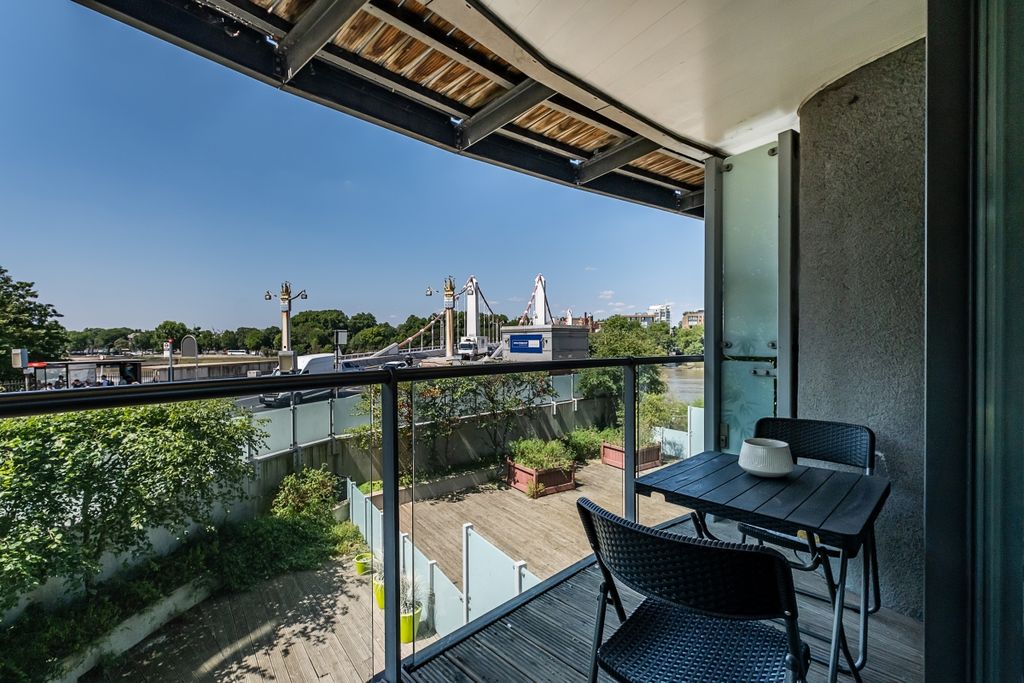 Property photo 3 of 13 Centurion-Buildin...