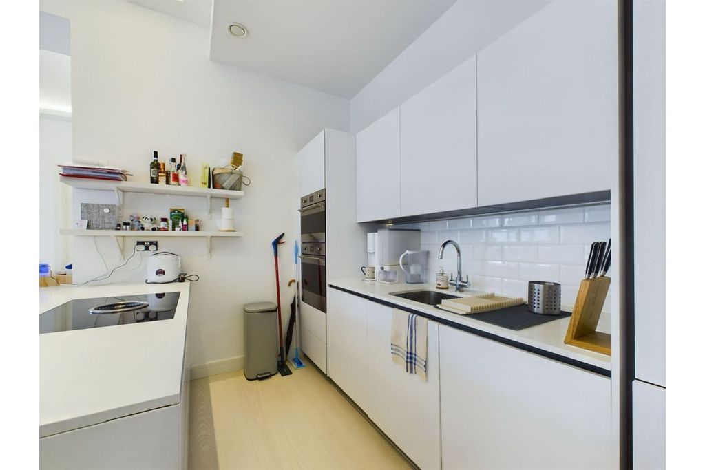 Property photo 3 of 11 Kitchen